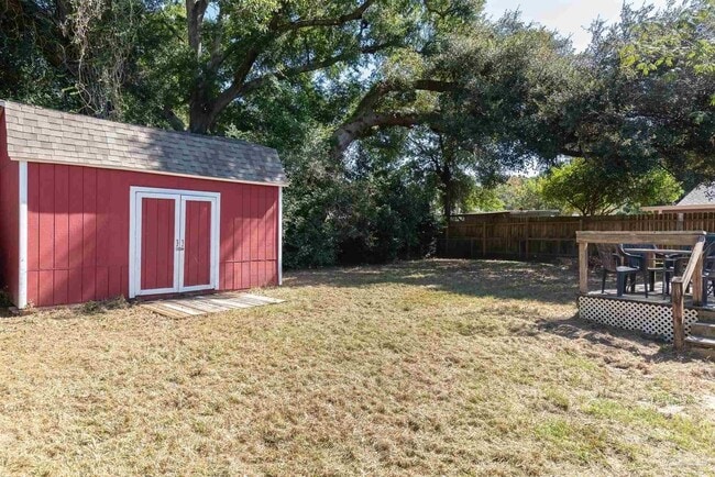 Building Photo - 802 Rue Max St