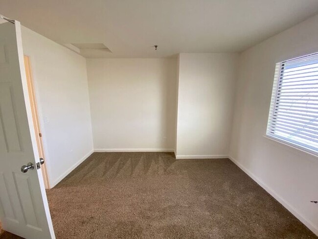 Building Photo - 2 Bedroom Townhouse - Garage/Washer-Dryer ...