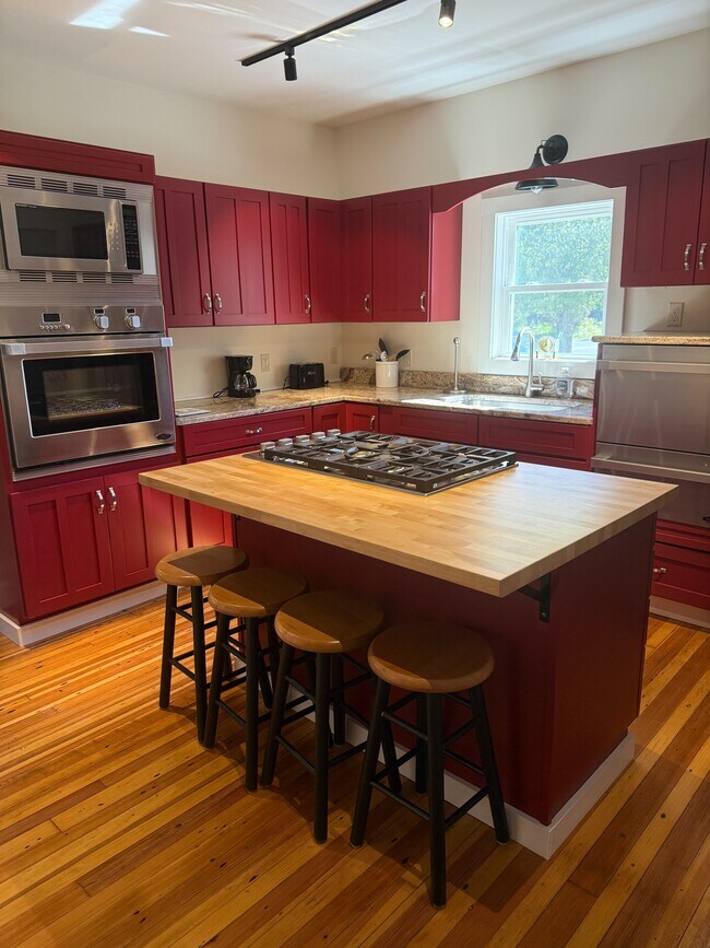 Building Photo - 1004 Main St