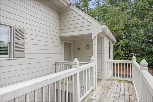 Building Photo - 911 Hollyfax Cir NE