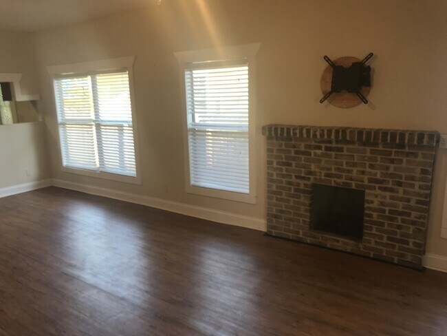 Building Photo - 3/2 Historic North Hyde Park Bungalow