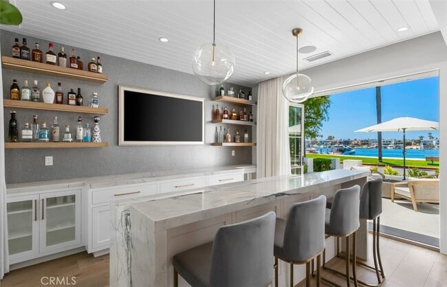 Building Photo - 2401 Bayshore Dr