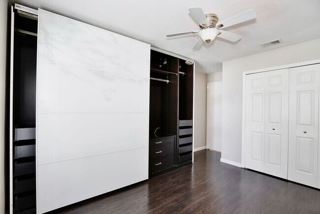Building Photo - Charming First-Floor 1BR in Audubon Park · In-Unit Laundry · Community Pool with Lake Druid View ...