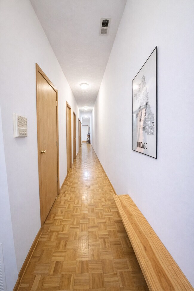 Building Photo - 4233 N Kenmore Ave