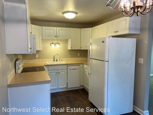 Building Photo - 420 E Sunset Way