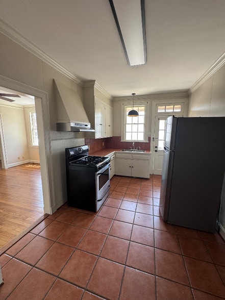 Building Photo - 317 W University Ave