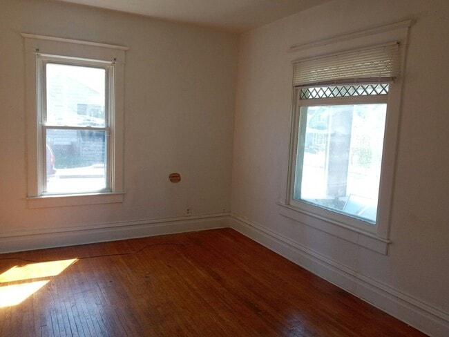 Building Photo - 319 E Archer Ave