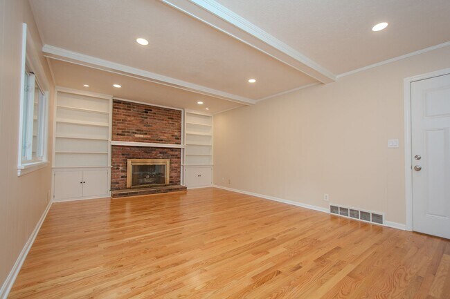 Building Photo - Recently Updated! 4 Bed/2.5 bath