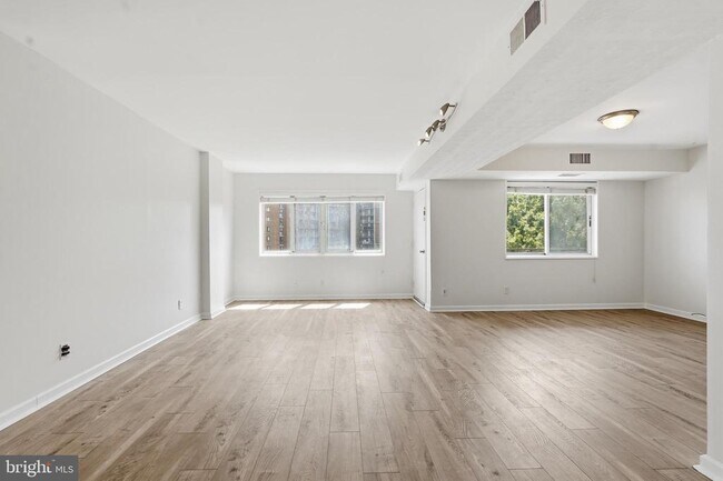 Building Photo - 5340 Holmes Run Pkwy