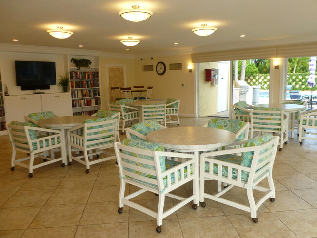 Building Photo - 2 SE Turtle Creek Dr