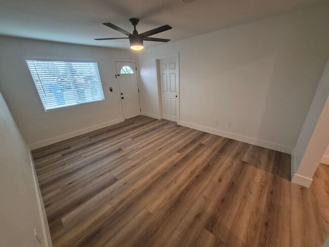 Building Photo - Beautifully Renovated 3 bedroom 2 Bath House