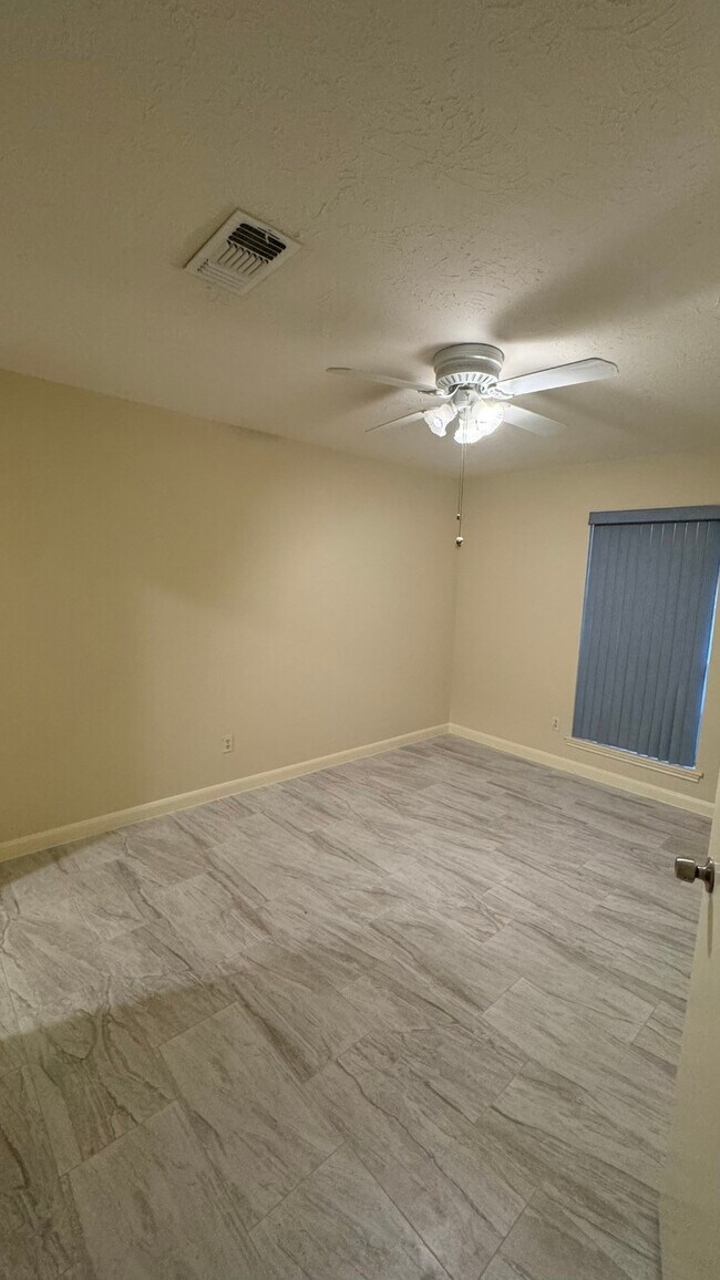 Building Photo - 3110 Springhill Dr