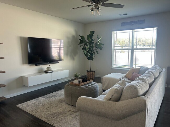 Building Photo - Beautiful 3/2.5 Home for Rent in Greenville!