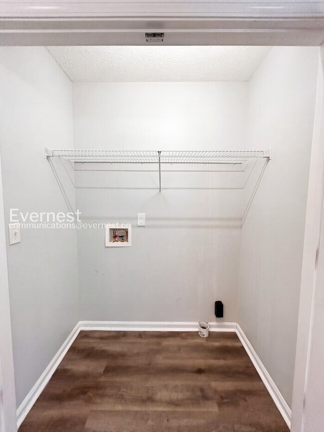 Building Photo - 2836 Roscommon Dr