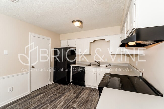 Building Photo - 8208 Kelly Dr