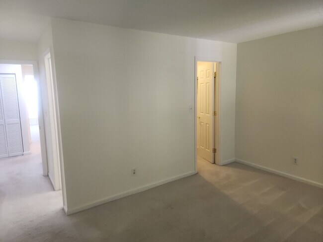 Building Photo - 4100 Sedgewood Dr