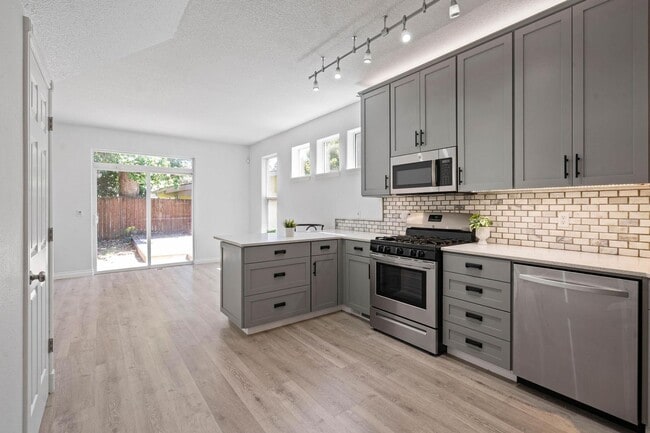 Building Photo - Lovely 3-bdrm/2-bath thin house in Portsmouth. Fenced backyard w/ deck, 1-car garage