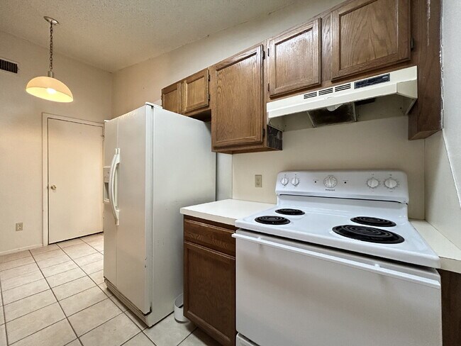 Building Photo - Cute Duplex in Whisperwood