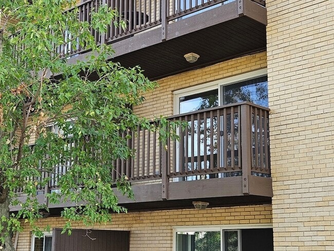 Building Photo - 2214 S Goebbert Rd