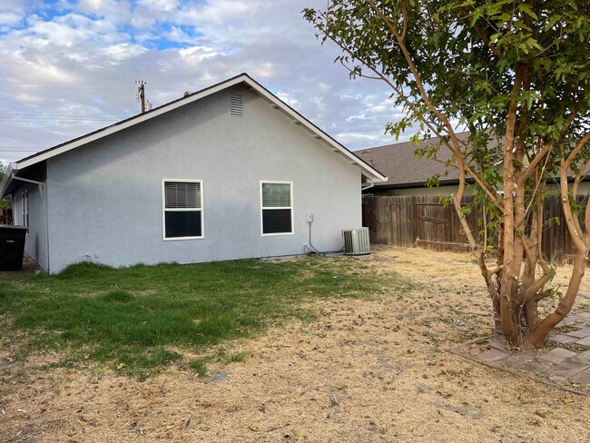 Building Photo - Freshly Updated 5 Bedroom