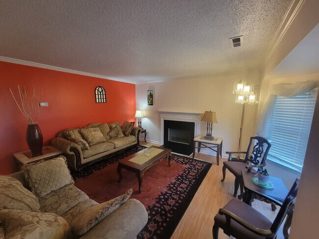 Building Photo - 305 Humble Rd