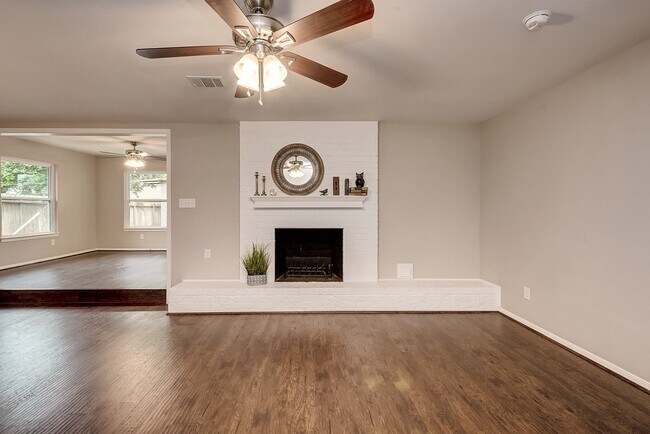 Building Photo - 158 Bluebonnet St