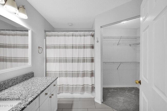 Building Photo - 13700 Richmond Park Dr N