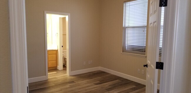 Building Photo - Beautiful spacious 3 Bedroom, 3 Bath home ...
