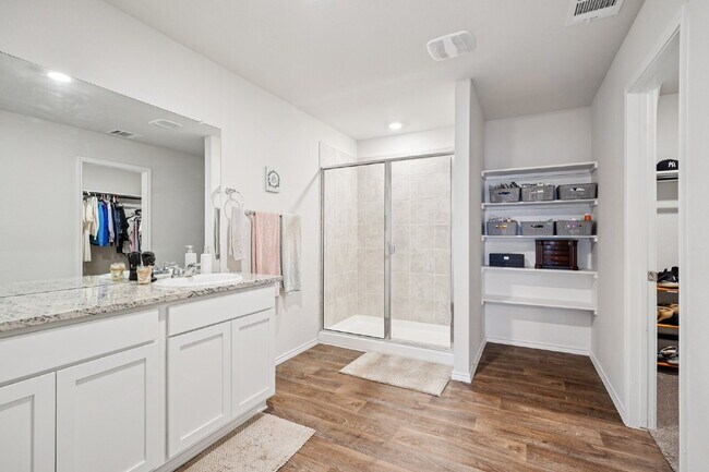 Building Photo - "Rent to Own this Charming 3-Bed Oasis with 18 month lease!*"