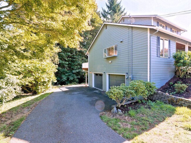 Building Photo - 721 Crown Dr