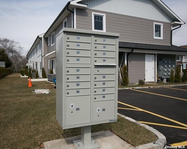 Building Photo - 170 W Montauk Hwy