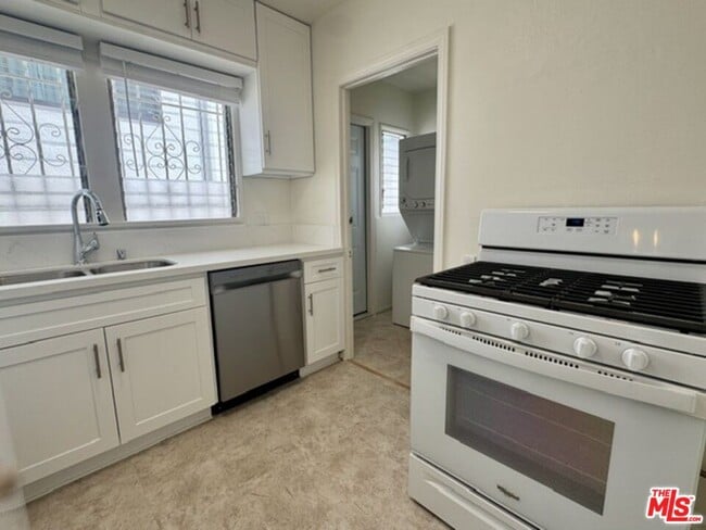Building Photo - 944 Havenhurst Dr