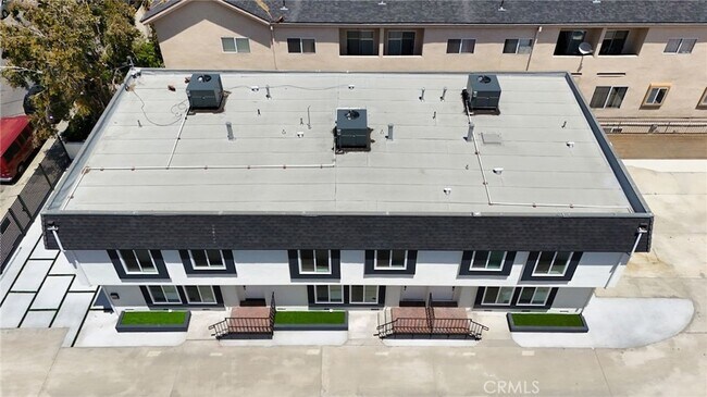 Building Photo - 7010 Lennox Ave