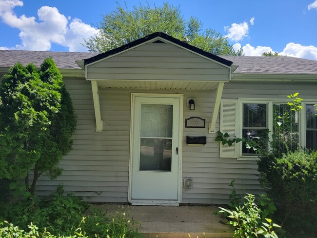 Building Photo - 202 S Hammes Ave