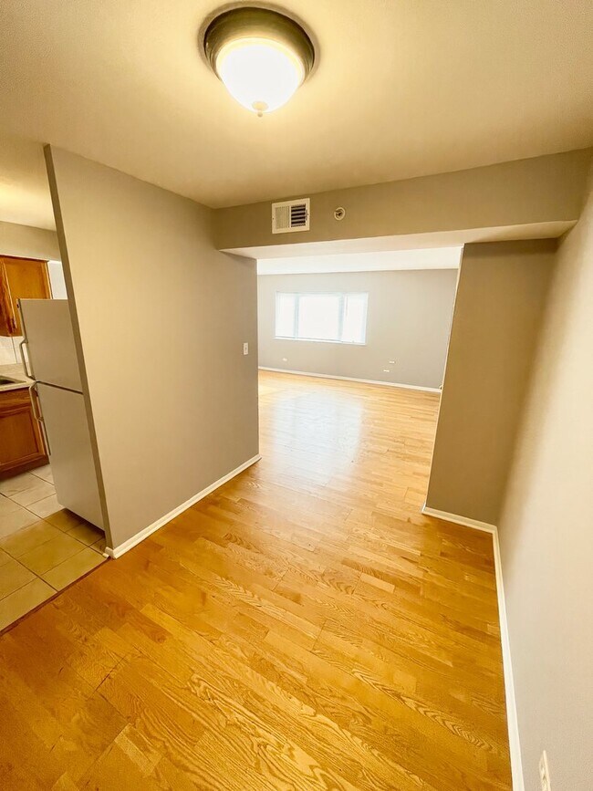 Building Photo - 10425 Natoma Ave