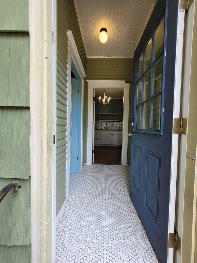 Building Photo - Charming Home in the York Neighborhood