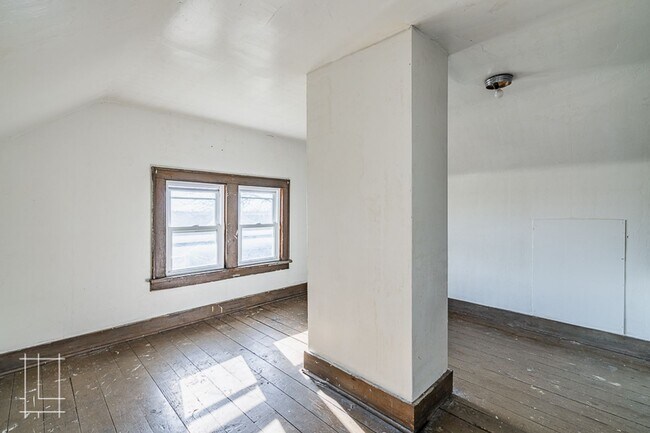 Building Photo - 1448 Summit St