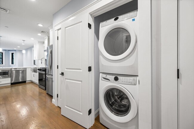 Building Photo - 229 E Eagle St