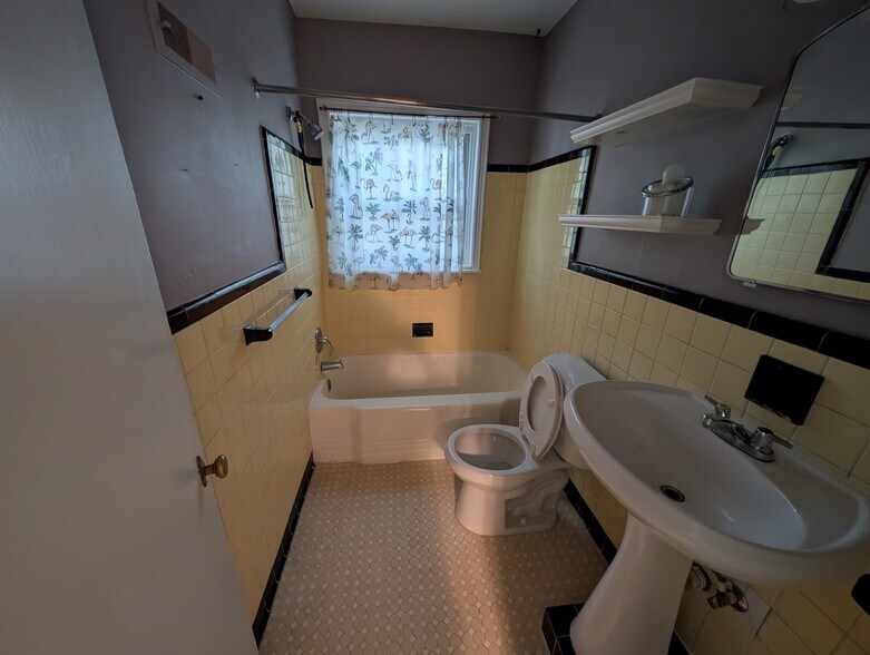 Building Photo - 211 Garden Ln