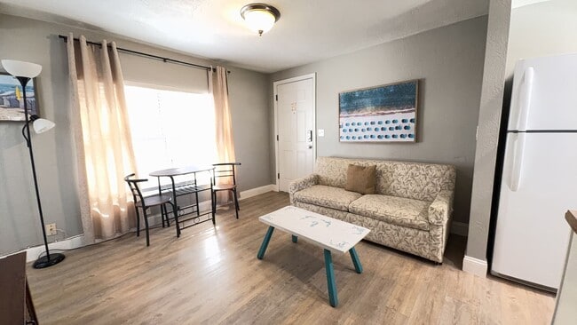 Building Photo - Fully Furnished One Bedroom Long Term Beac...