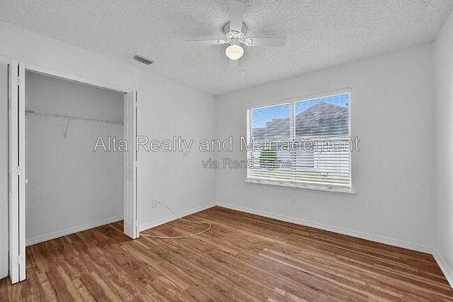 Building Photo - 8426 Country Bend Cir W