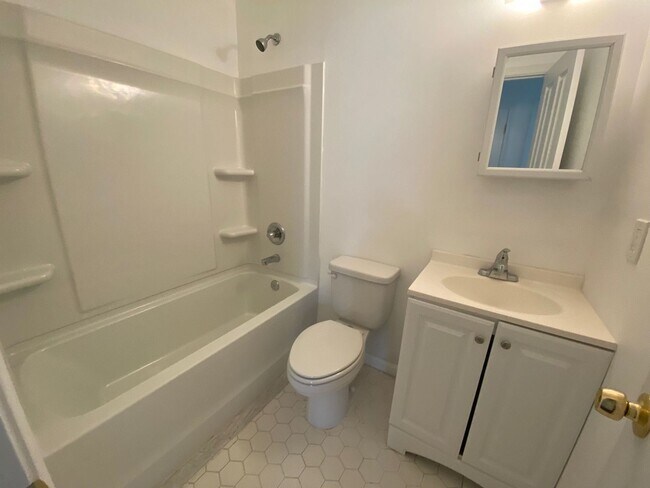 Building Photo - Efficient 2 Bed/1 Bath Duplex Unit in Springfield w/Easy Access to Tyndall AFB! **SPECIAL: 1/2 Of...