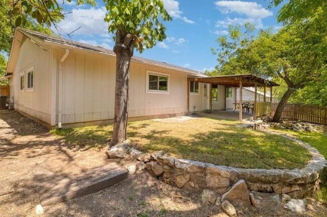 Building Photo - 2121 Trede Dr