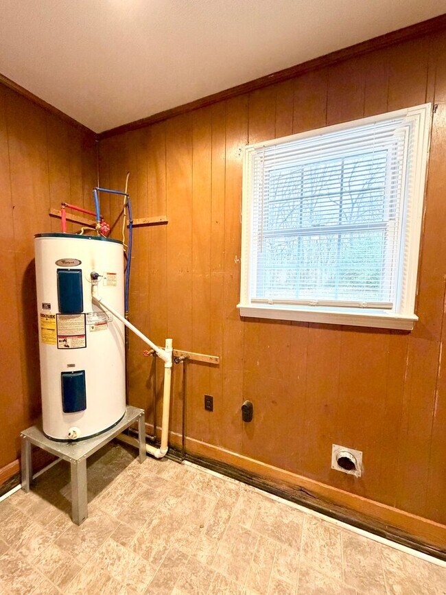 Building Photo - 838 Potters Ln