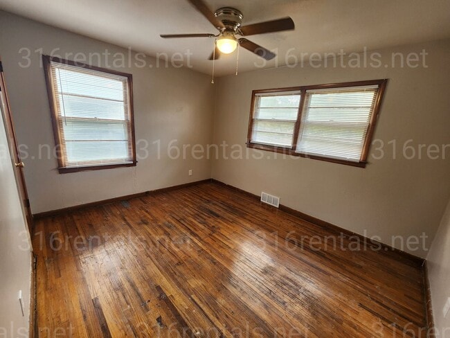 Building Photo - $995 - 3 bedroom / 1 bathroom - Single Fam...