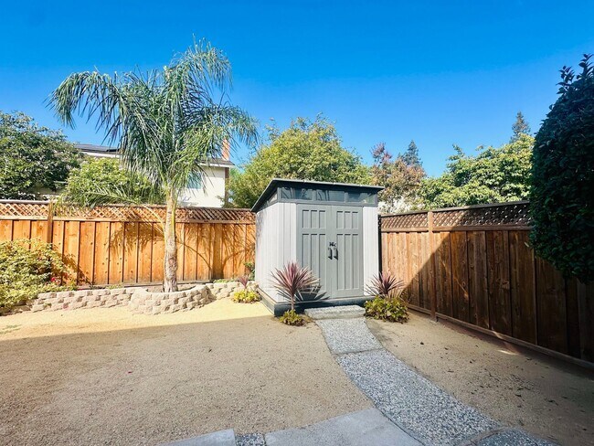 Building Photo - Gorgeous, Spacious and Move In Ready Home!