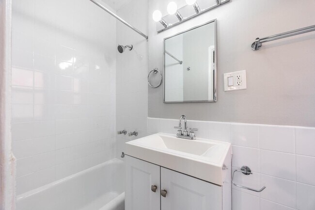 Building Photo - 1140 N La Salle Dr