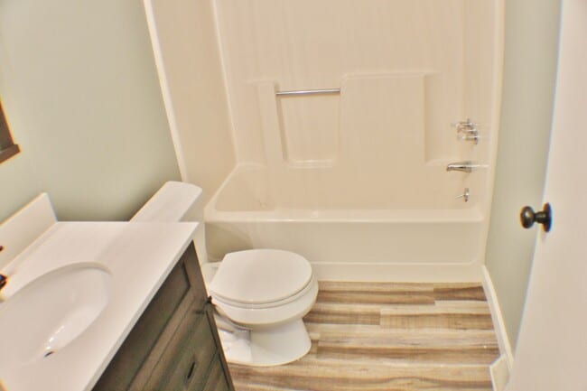 Building Photo - 2 Bed / 1 Bath Townhome