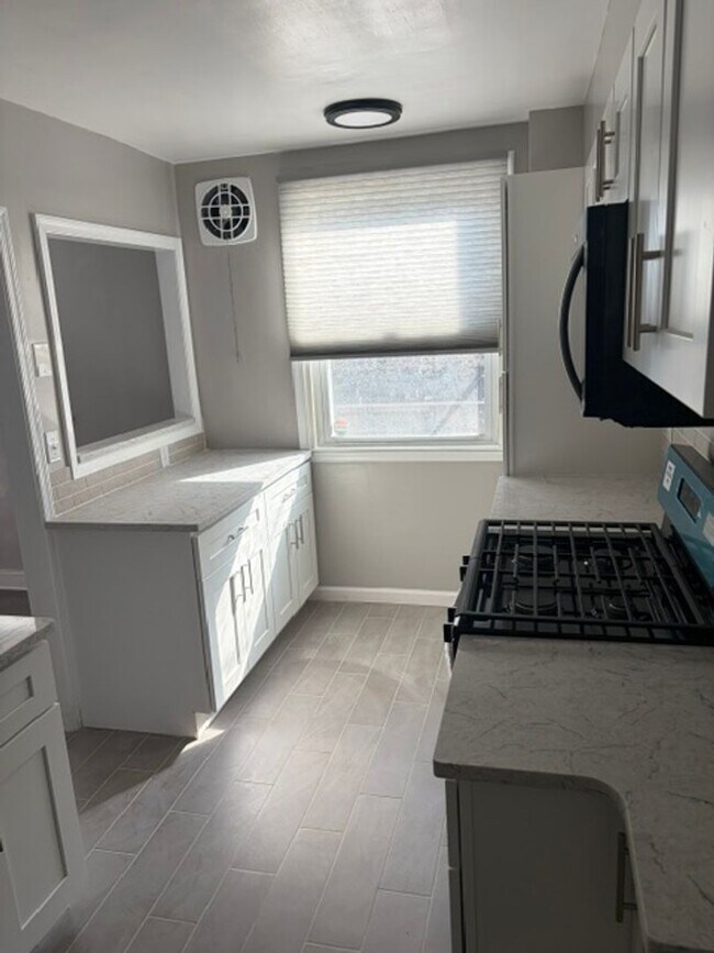 Building Photo - Gorgeous 3-Bedroom Townhome in Holmesburg! Available NOW!