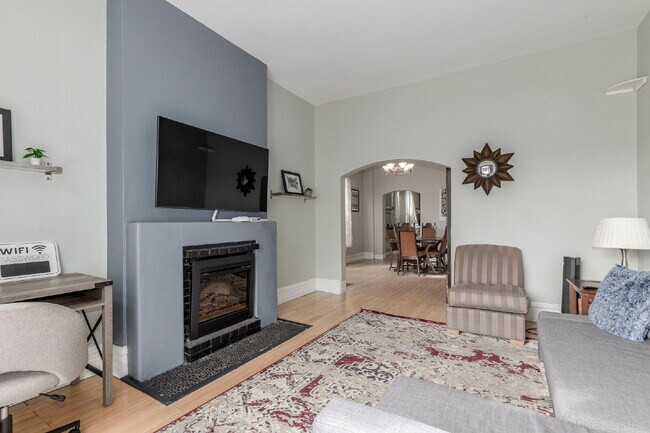 Building Photo - Lovely Victorian duplex for rent 2 bed / 1 bath